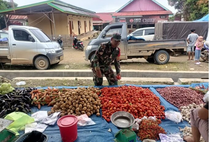  Babinsa Koramil 1311-02/BS Cek Harga dan Ketersediaan Sembako di Pasar Tradisional Desa Sambalagi