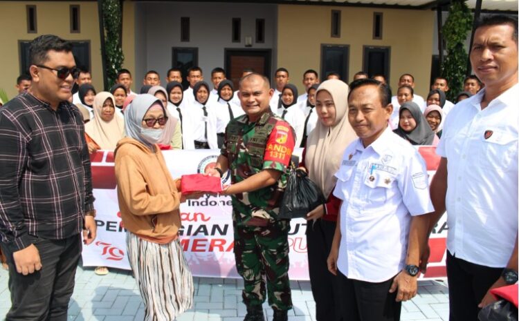  Dandim 1311/Morowali Bersama Kakesbangpol Serahkan Ribuan Bendera Merah Putih Kepada Perwakilan Masyarakat