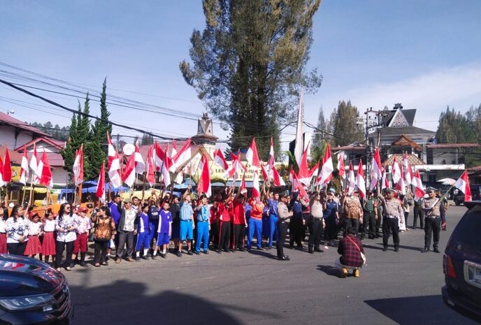  Sambut Hut RI Ke-79, Polsekta Berastagi Bagikan Bendera Sang Merah Putih Kepada Warga