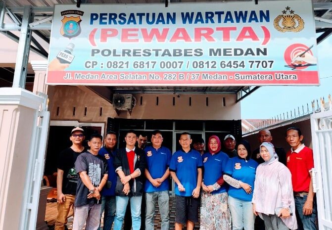  Pemasangan Plank Kantor Pewarta Jadi Momen Kebersamaan Para Wartawan di Sela Giat Rutin Jum’at Berkah