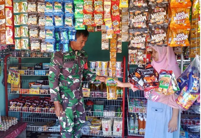  Babinsa Koramil 1311-02/BS Laksanakan Komsos dan Pengecekan Harga Sembako di Desa Jawi-Jawi