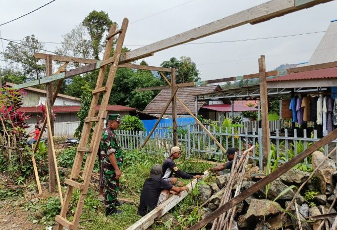  Babinsa Koramil 1311-03/Petasia Kerja Bakti Bersama Masyarakat Bangun Rumah di Desa Peboa