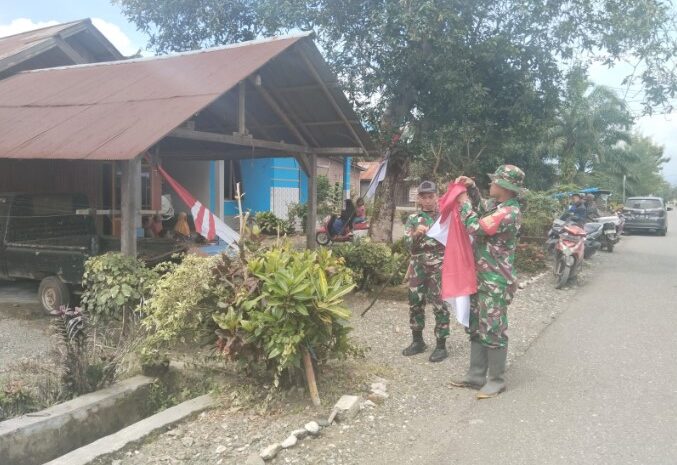  Babinsa Koramil 1311-01/Bungku Tengah Serahkan Bendera Merah Putih Kepada Masyarakat Binaan Desa Puntari Makmur