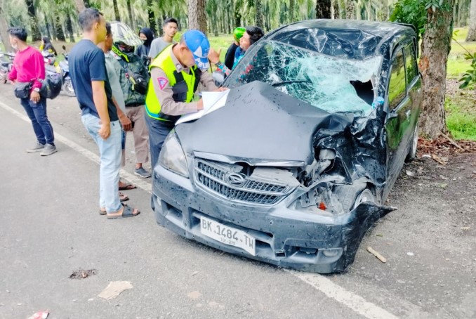  Polres Sergai Tangani Tabrakan Mobil Dengan Sepeda Motor, Satu Keluarga Tewas