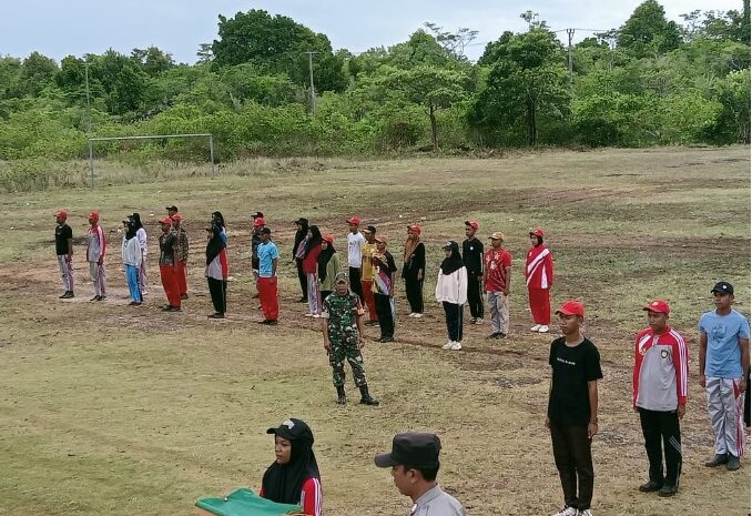  Sinergitas Babinsa Koramil 1311-07/Menui Kepulauan dan Bhabinkamtibmas Latih Paskibra Kecamatan Menui Kepulauan