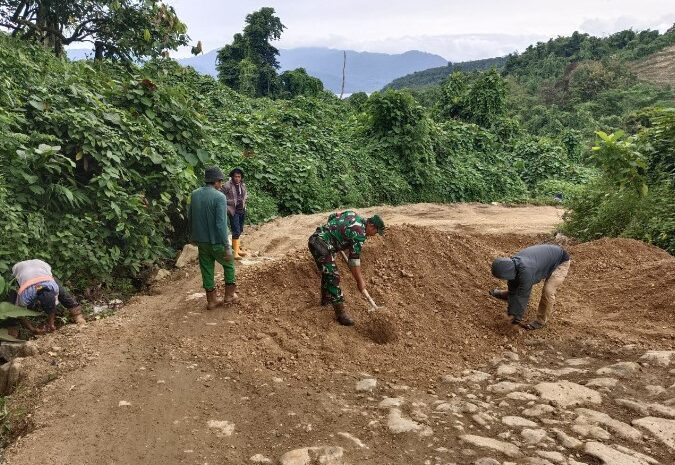  Sinergitas Babinsa Bersama Masyarakat Kerja Bakti Timbun Jalan Poros Desa Ganda-Ganda