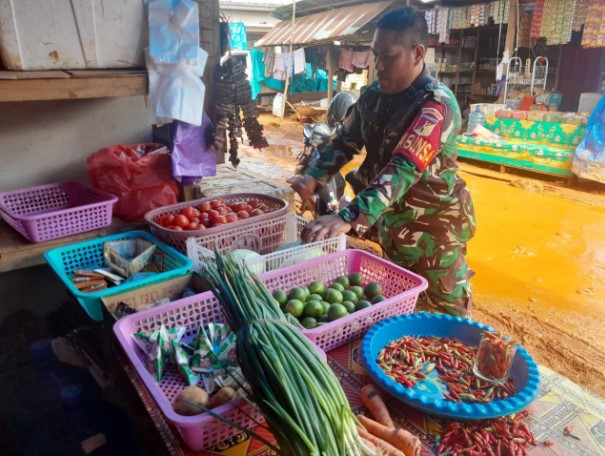  Babinsa Koramil 1311-07/Menui Kepulauan Pantau Harga Sembako Pasar Tradisional Kelurahan Ulunambo