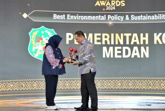  Wali Kota Medan Raih Dua Penghargaan di Ajang CNN Indonesia Awards 2024