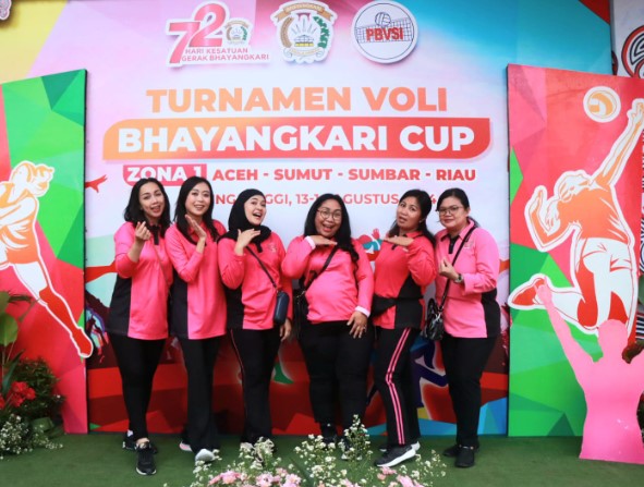  Ketua Bhayangkari Cabang Binjai Hadiri Pembukaan Turnamen Voli Bhayangkari Cup Zona-1