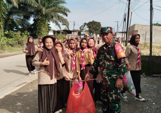  Peringati Hari Proklamasi Kemerdekaan dan Hari Pramuka, Babinsa Koramil 1311-01/Bungku Tengah Laksanakan Bakti Sosial Bersama Siswa-Siswi Pramuka Desa Ambunu