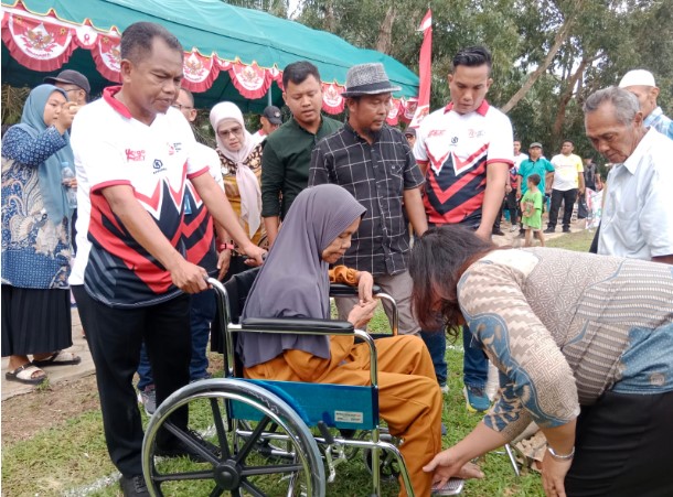  Bupati Sergai Serahkan Bantuan Kursi Roda Kepada Penderita Stroke