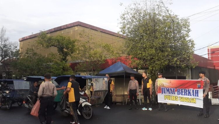  Jumat Berkah, Polres Sibolga Turun Kejalan Bagikan Nasi Kepada Pengguna Jalan