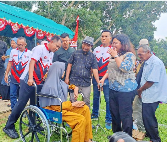  Polres Sergai Dukung Pembukaan Turnamen Sepakbola, Ibu Ngatini Semringah Terima Kursi Roda di Tengah Meriahnya Turnamen Sepak Bola