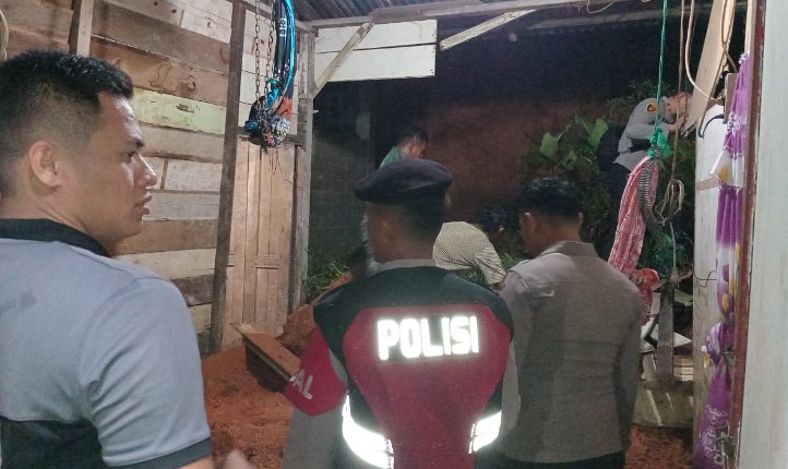  Polres Sibolga Kerahkan Personil Bantu Korban Bencana Longsor