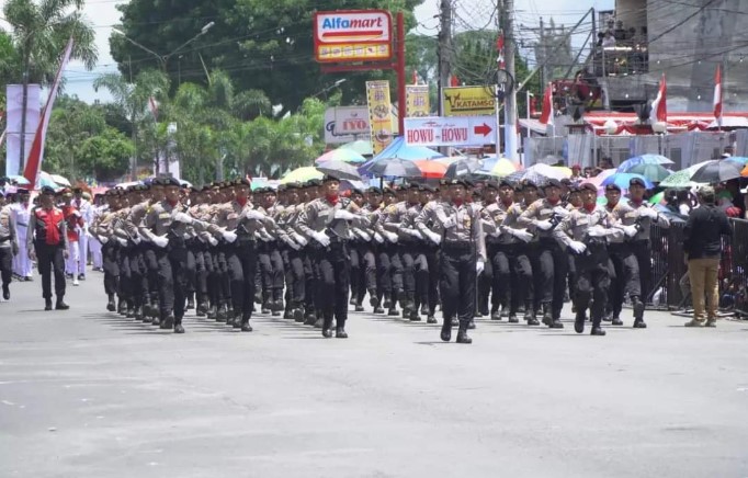  Tampil Memukau, Polres Tanah Karo dan Batalyon Inf. 125 SMB Meriahkan Parade Defile Hut RI Ke-79