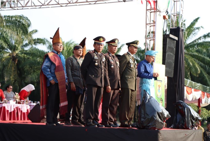  Kapolres Sergai Hadiri Upacara Penurunan Bendera Merah Putih Peringatan Hari Kemerdekaan RI Ke-79