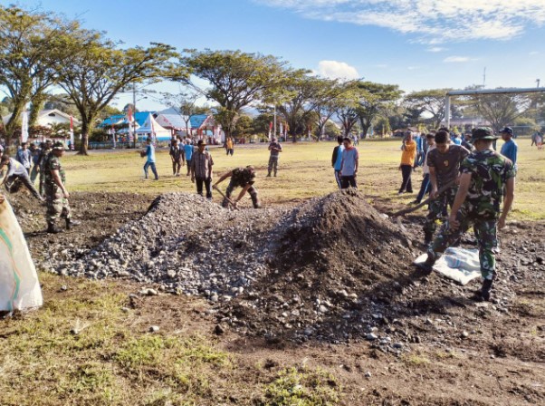  Koramil 1311-06/Bungku Utara Bersama Polsek Baturube, Pemerintah Kecamatan dan Masyarakat Laksanakan Kerja Bakti Antisipasi Banjir dan Penanggulangan Wabah Penyakit