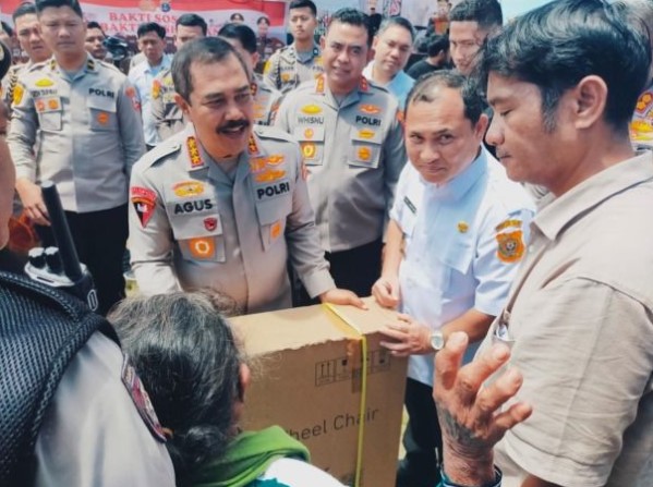  Wakapolri Bagikan 10 Ribu Paket Sembako, Pesankan Kapoldasu Menyayangi Warga Sumut