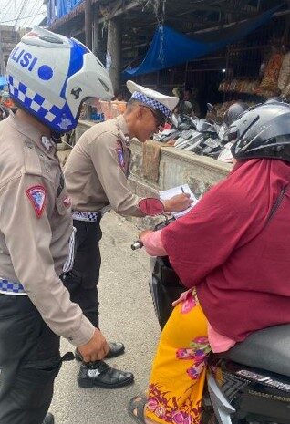  Satlantas Polres Pematangsiantar Tindak Pengendara Parkir Sembarangan di Jalan Merdeka Pasar Horas