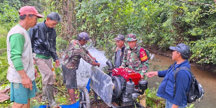  Babinsa Kodim 1311/Morowali Mori Atas Bantu Pemasangan Pompa Air di Desa Gontara