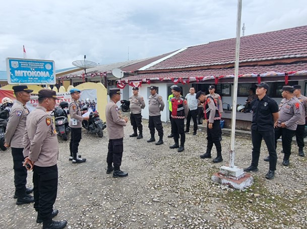  Polres Pakpak Bharat Kawal Keamanan Pendaftaran Hari Pertama Bakal Pasangan Calon Bupati dan Wakil Bupati Pakpak Bharat di Kantor KPU