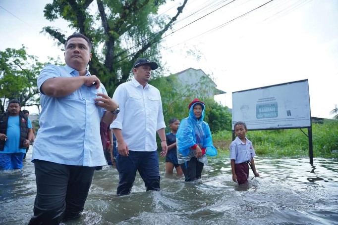  Didampingi Pj Sekda, Bobby Nasution Terobos Banjir Lihat Langsung Kondisi Warga