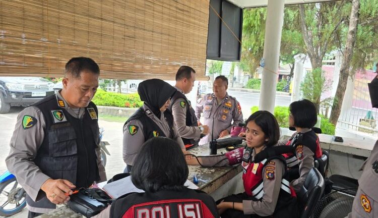  Pastikan Kesehatan, Bid Dokkes Poldasu Periksa Kesehatan Personel Pengamanan di KPU dan Bawaslu