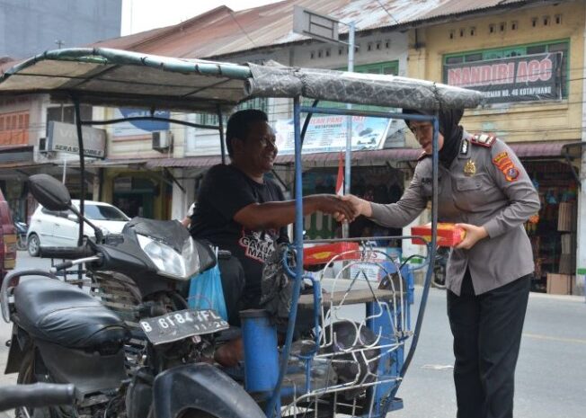  Sambut Hut Ke-76 Polwan, Polres Labusel Berbagi ke Penarik Betor