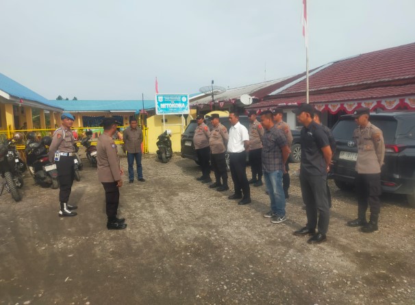  Pendaftaran Pasangan Calon Bupati Dan Wakil Bupati Pakpak Bharat Dibuka, Personil Polres Pakpak Bharat PAM Di Kantor KPU