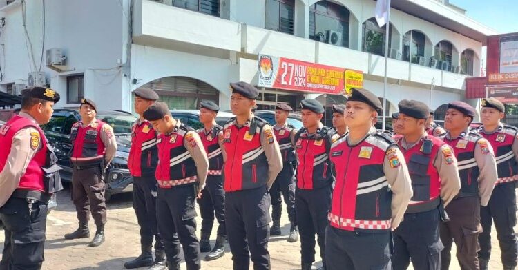  Satgas Operasi Mantap Praja 2024 Polda Sumut Siaga Penuh di KPU Jelang Pengumuman Hasil Penelitian Persyaratan Administrasi Paslon Cagub-Cawagub