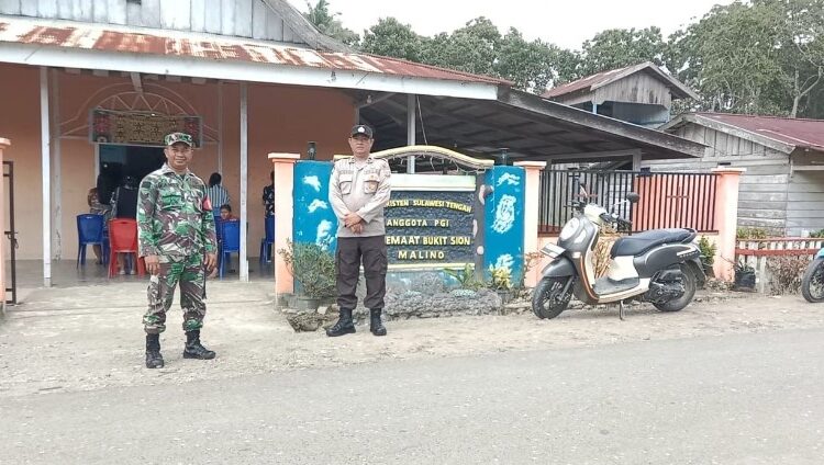  Babinsa Kodim 1311/Morowali Utara Bersama Bhabinkamtibmas Monitoring dan Pengamanan Ibadah Syukuran Padungku di Gereja Sion Malino