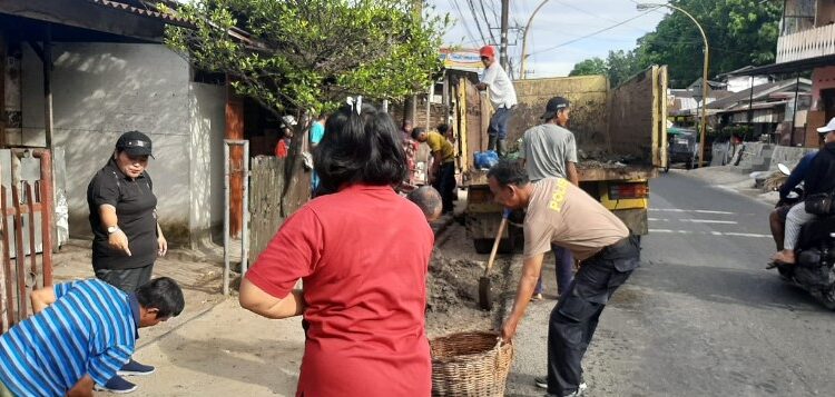  Polres Sibolga dan Warga Gotong Royong Bersihkan Selokan