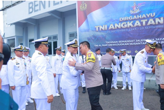  Berikan Surprise Hut TNI AL Ke-79, Kapolres dan PJU Polres Sibolga Kunjungi Mako Lanal Sibolga