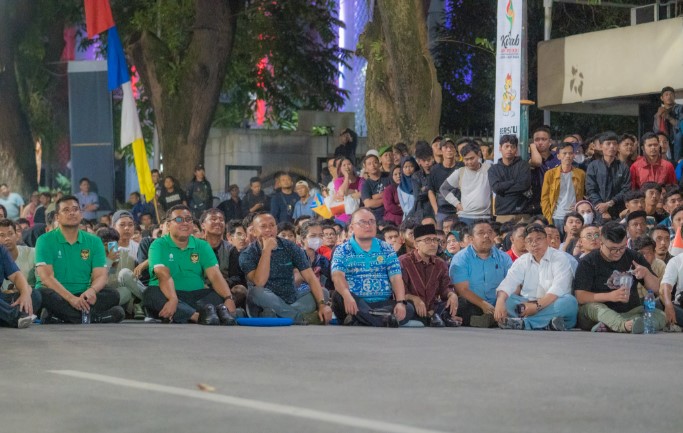  Bobby Nasution & Ribuan Warga Duduk Lesehan di Jalan Imam Bonjol Nobar Timnas Indonesia vs Australia