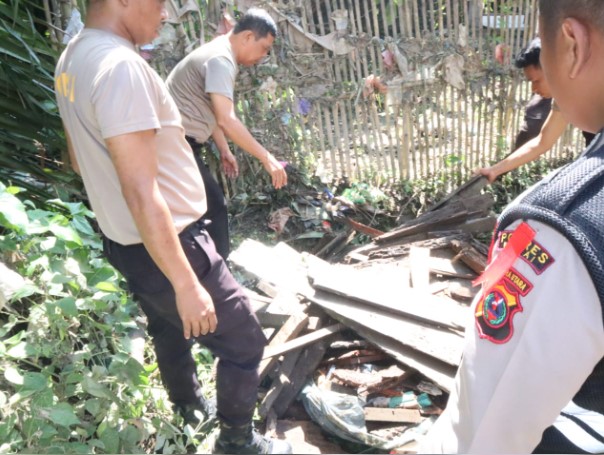  Polres Binjai dan Jajaran Gotong Royong Bersihkan Sampah Banjir