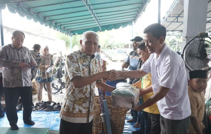  Bupati Serahkan Pakaian dan Perlengkapan Kerja THL Dinas Lingkungan Hidup Kabupaten Asahan