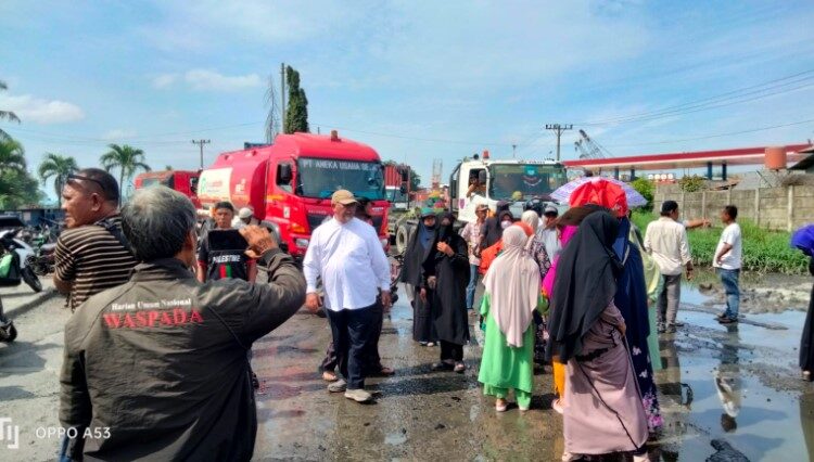  Akibat Air Limbah Perusahaan, Jalan Raya Pelabuhan Belawan Rusak Parah