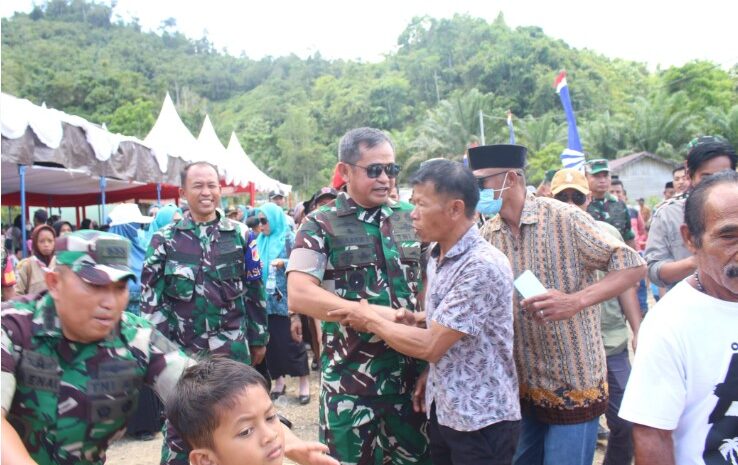  KASAD Jenderal TNI Maruli Simanjuntak Bercengkrama Dengan Pemuda Masa Depan Morowali