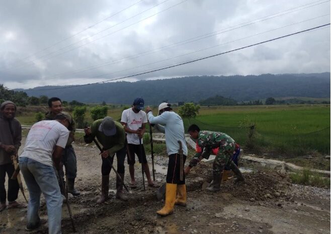  Babinsa Koramil 1311-08/Soyo Jaya Bersama Masyarakat Desa Bau Laksanakan Kerja Bakti Pembuatan Jaringan Irigasi