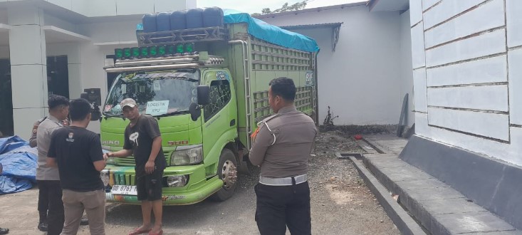  Polres Morowali Kawal Distribusi Logistik Pilkada Tahap 1 Berupa Bilik Pemungutan Suara