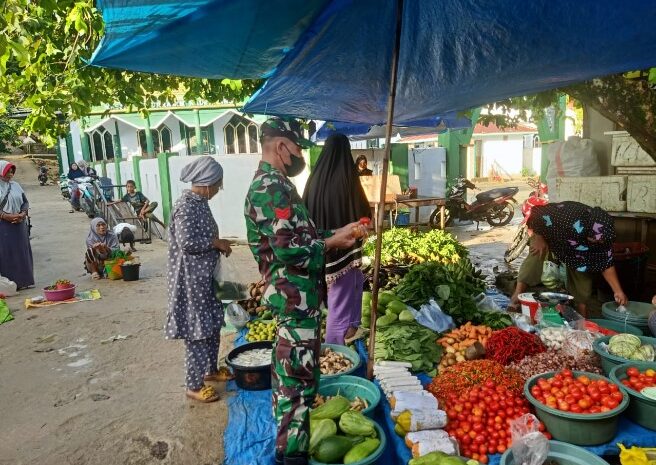  Babinsa Koramil 1311-02/BS Gelar Kegiatan Pengecekan Harga Sembako di Pasar Tradisional Desa Lakombulo