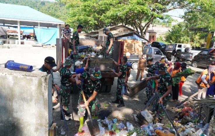  Kodim 1311/Morowali Gelar Kerja Bakti Pembersihan Pasar Sentral Bungku di Hut TNI Ke-79