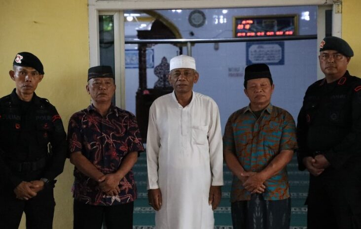  Sat Brimob Polda Sumut Laksanakan Bakti Sosial di Masjid Hidayatullah