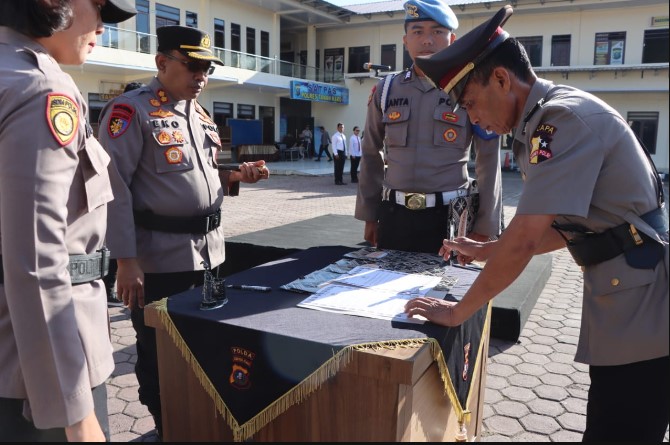  Kapolres Tanah Karo Pimpin Sertijab Kabag Log, Kapolsek Kutabuluh dan Kapolsek Payung