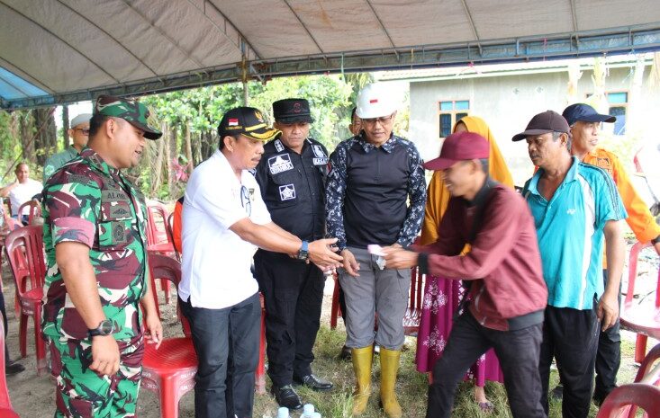  Dandim 1311/Morowali Dampingi Pj Bupati Morowali Berikan Bantuan Dana Korban Kebakaran di Desa Amea