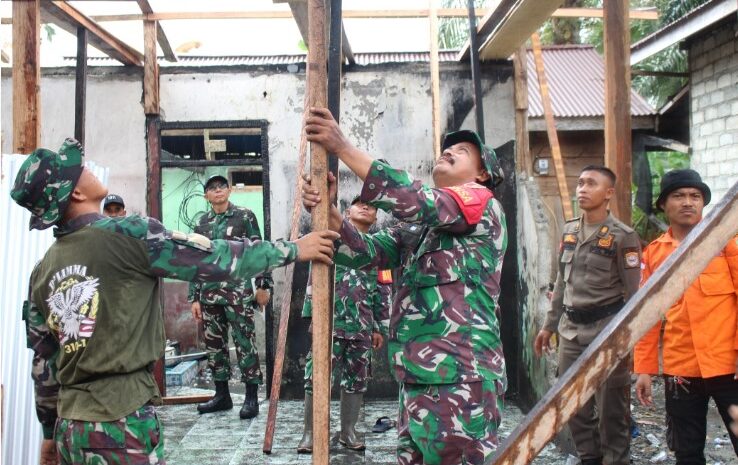  Babinsa & Danramil Kodim 1311/Morowali Gerak Cepat Dengan Tim Tangguh BPBD Bangun Rumah Korban Kebakaran