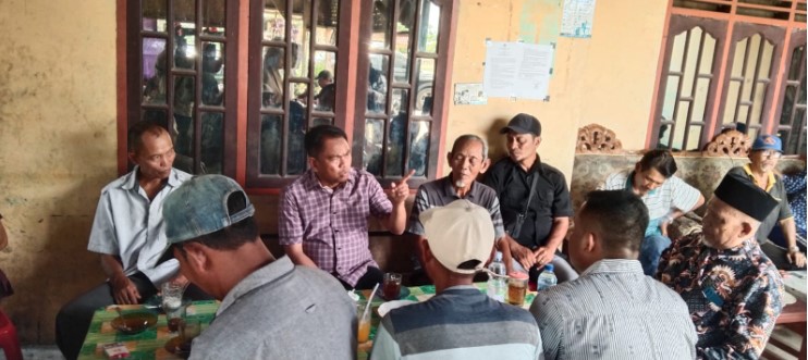  Darma Wijaya Paslon Nomor Urut 1 Duduk Santai di Warung Kopi Bersama Warga Desa Sei Rejo