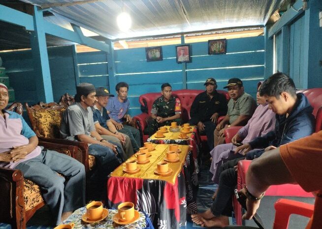  Babinsa Koramil 1311-05/Mori Atas Gelar Komsos Sosialisasi Pilkada Damai 2024 di Kabupaten Morowali Utara