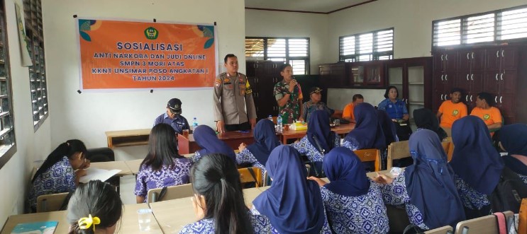  Babinsa Babinkamtibmas dan Mahasiswa KKN Sosialisasi Bahaya Narkoba dan Judi Online di SMP 3 Mori Atas