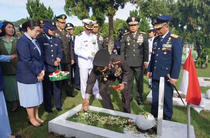  Dansat Brimob Polda Sumut Hadiri Upacara Ziarah Nasional Peringatan Hut Ke-79 TNI